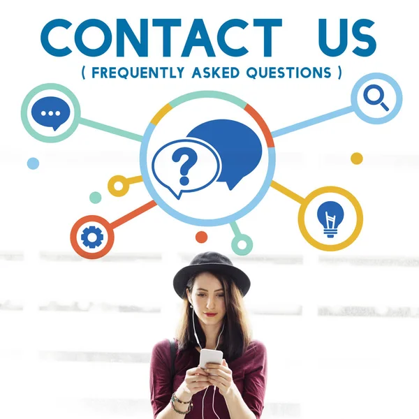 Akıllı telefon kullanan genç bir kadın.