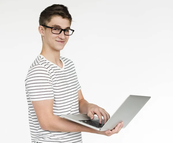 Facet korzystający z laptopa — Zdjęcie stockowe