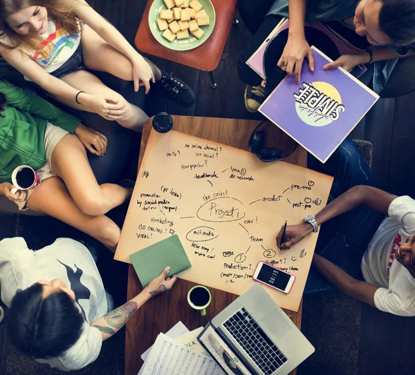 Arkadaşlar birlikte takılıyor.