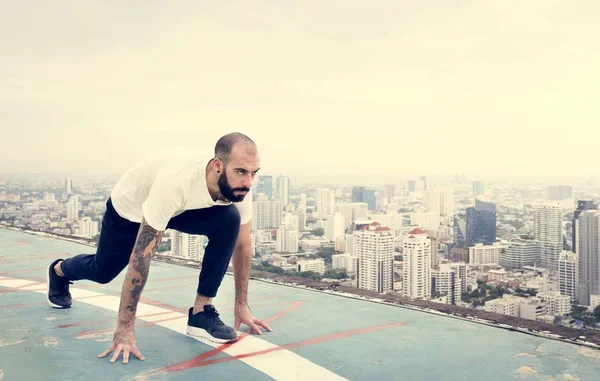 Homem se exercitando no telhado — Fotografia de Stock