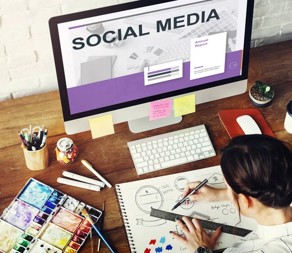 Sanat Atölyesi çalışan kadın