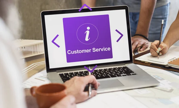 dizüstü bilgisayarda çalışan mimar