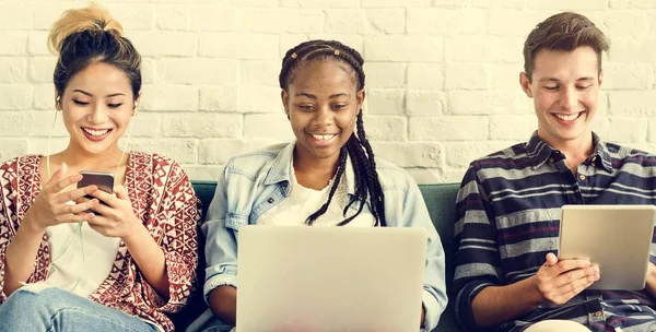 Studenten met behulp van digitale apparaten — Stockfoto