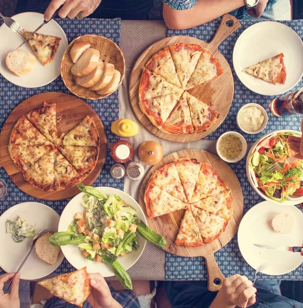 Menschen essen Pizza — Stockfoto