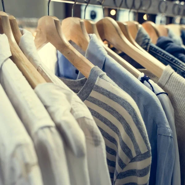 Moda mağaza giysileri ile