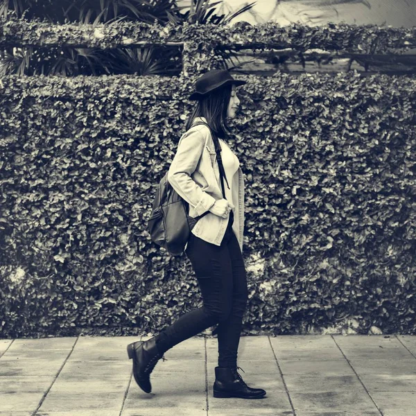 Mujer asiática en el sombrero — Foto de Stock