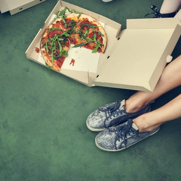 Pizza sahip arkadaşlar