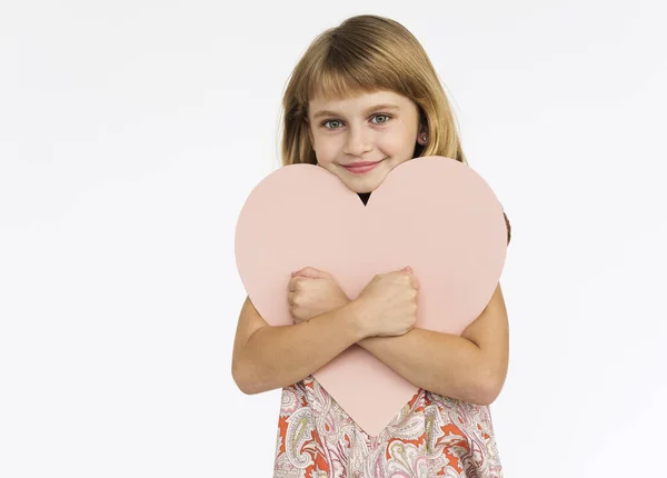 Meisje hart houden in de studio — Stockfoto