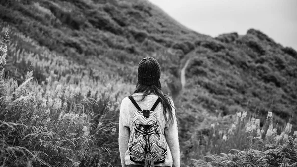 Giovane donna in montagna — Foto Stock