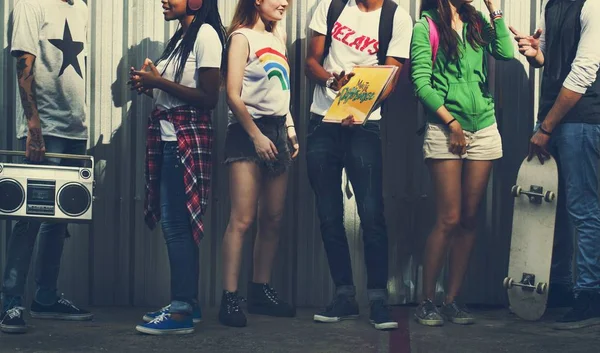 Arkadaşlar birlikte vakit geçiriyorlar.