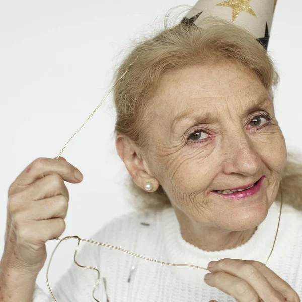 Старшая женщина в кепке — стоковое фото