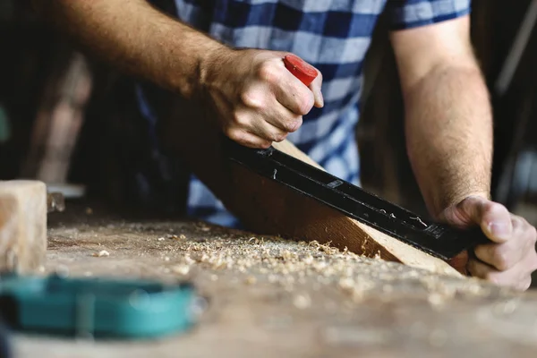 Tukang kayu yang bekerja di bengkel — Stok Foto