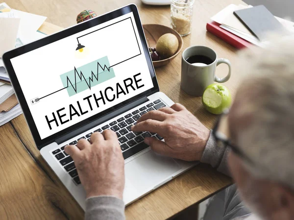 Dizüstü bilgisayar kullanan kıdemli adam. 