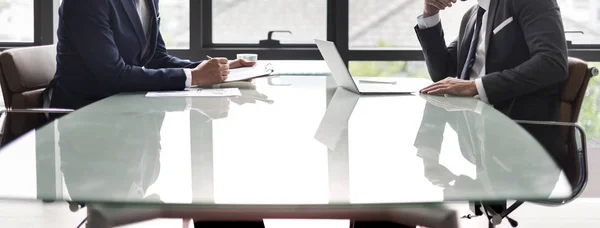 Empresários que têm reunião à mesa — Fotografia de Stock