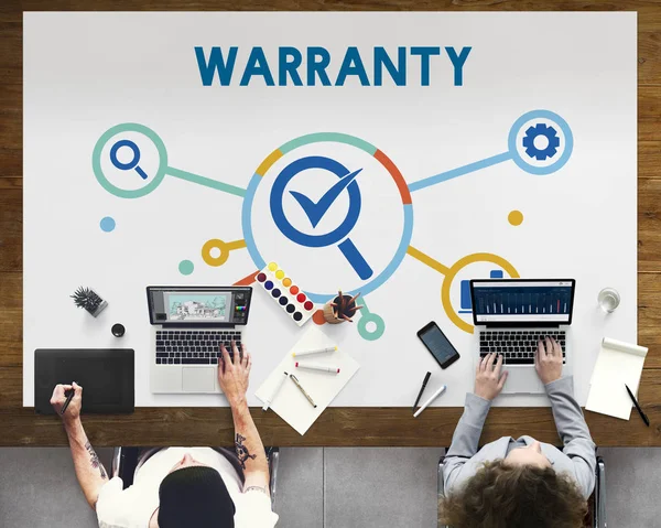 dizüstü bilgisayarlarda çalışan insanlar