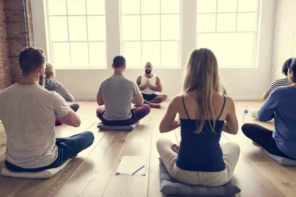 Gente haciendo joga — Foto de Stock