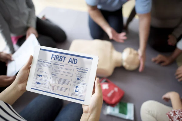 Persone che imparano CPR Formazione di primo soccorso — Foto Stock