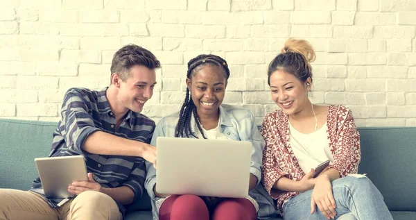 Dijital cihazlar kullanan öğrenciler