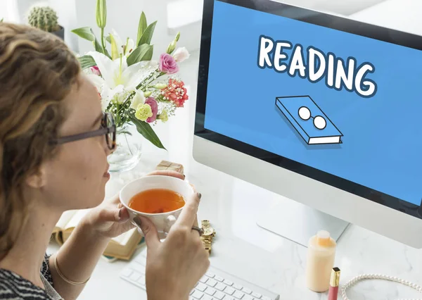 Bilgisayarda Çalışan Kadın