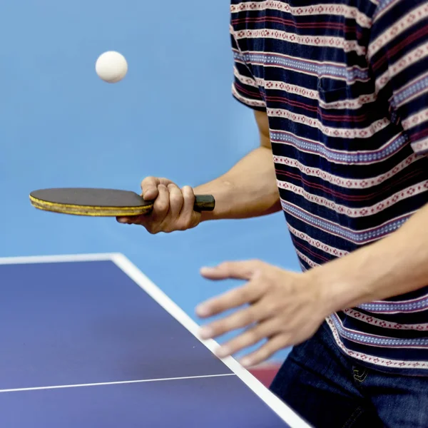 Mans, posiadający Ping Pong rakieta — Zdjęcie stockowe