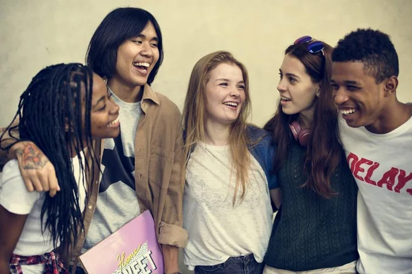 Los adolescentes se divierten juntos —  Fotos de Stock