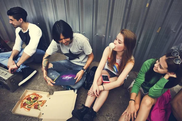 Amigos comendo pizza — Fotografia de Stock