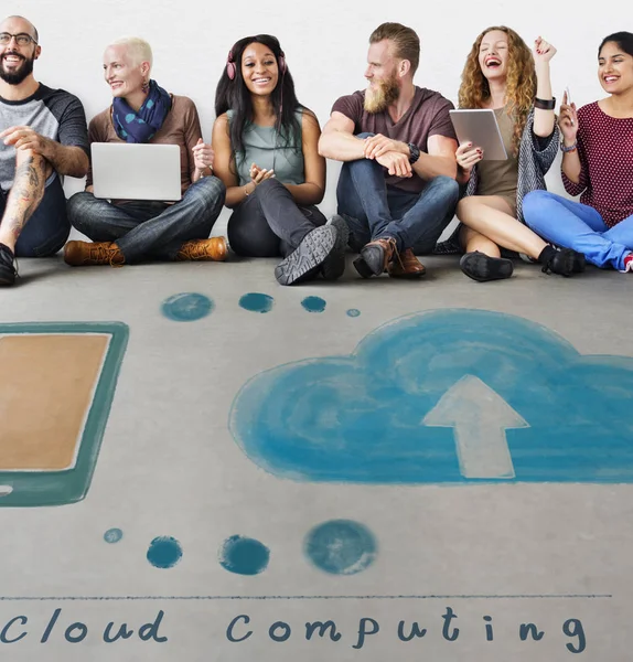 Dijital aygıtlar kullanan insanlar 