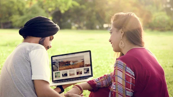 Mensen koelen in park — Stockfoto