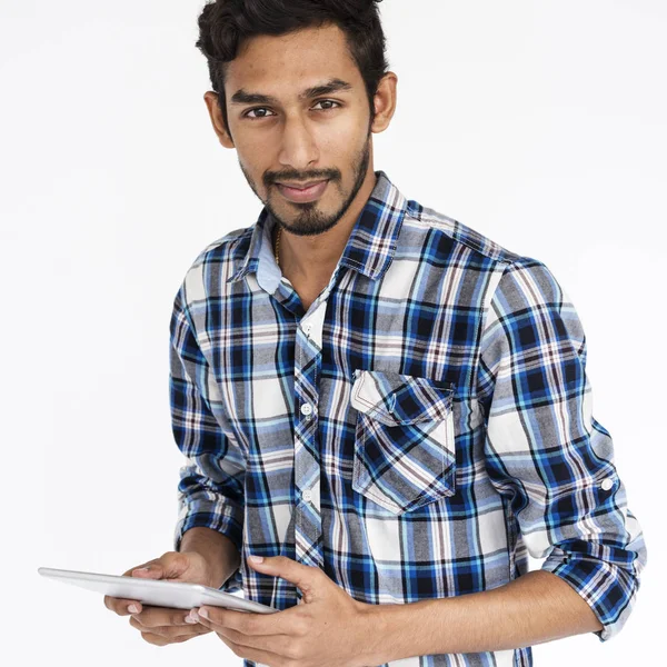 태블릿을 들고 셔츠 인도 남자 — 스톡 사진