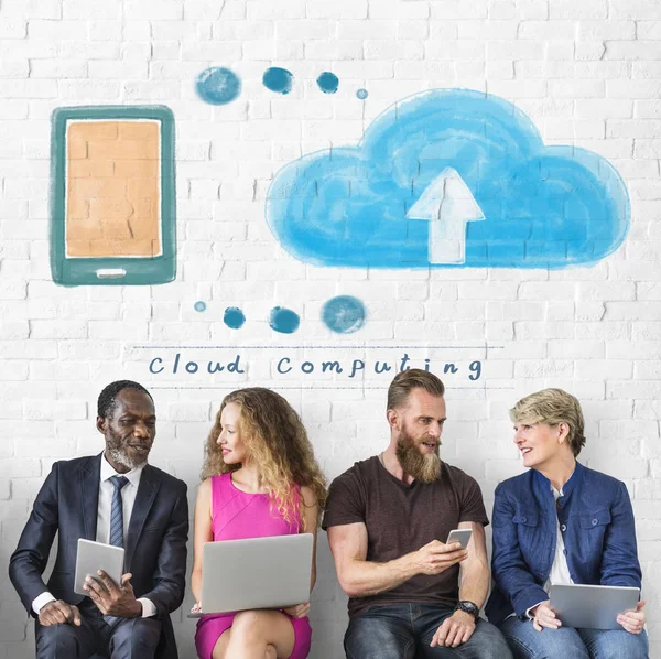 Dijital aygıtlar kullanan insanlar 