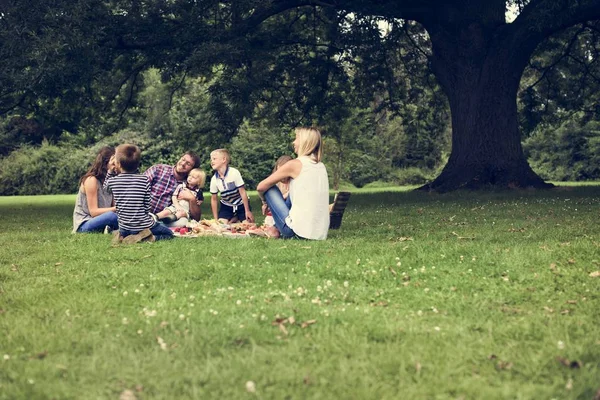 Família desfrutando de piquenique — Fotografia de Stock