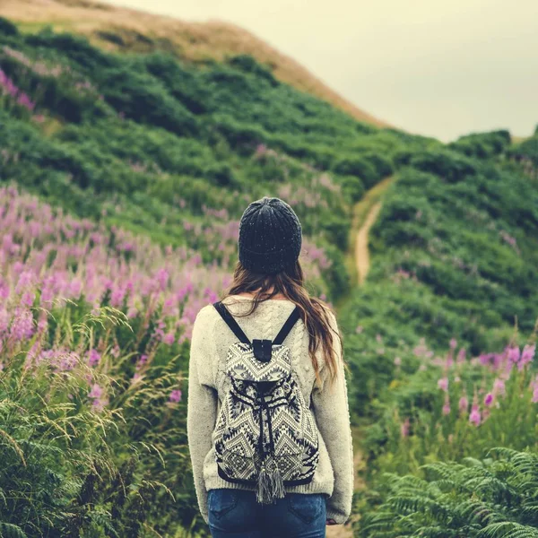 Dağları'nda genç kadın