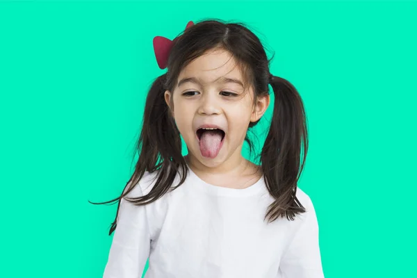 Cute little dziewczynka wyświetlone język — Zdjęcie stockowe