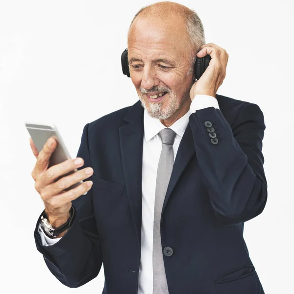 Hombre escuchar música en los auriculares — Foto de Stock