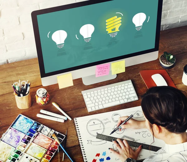 Sanat Atölyesi çalışan kadın