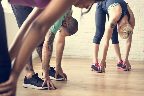 Sportif insanlar Yoga esneme yapıyor