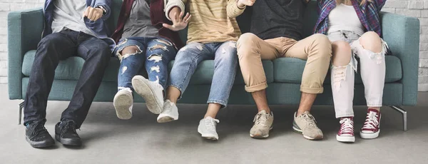 Öğrenciler birlikte sarılma