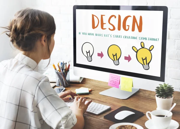 bilgisayar ile çalışan kadın 