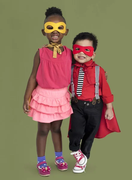 Chlapec a dívka v superhrdina kostýmy — Stock fotografie