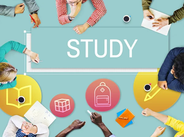 Toplantıda iş adamları tartışıyor 