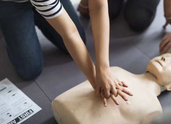 Persone che imparano CPR Formazione di primo soccorso — Foto Stock