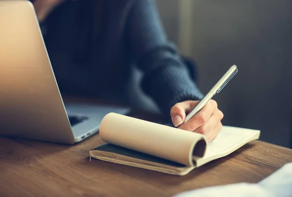 Donna che lavora con il computer portatile — Foto Stock