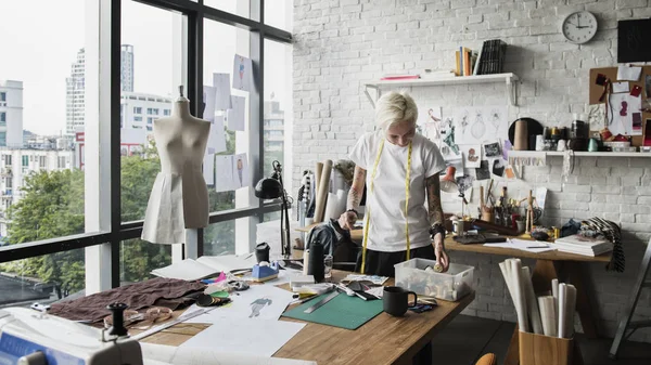  Moda Tasarımcısı Showroom çalışma