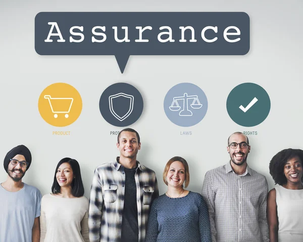 çeşitlilik insanlar duvara yakın duruyor