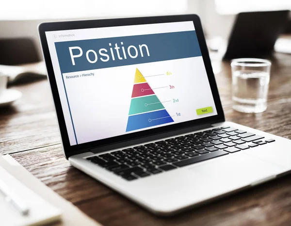 Açık tablo üstünde laptop