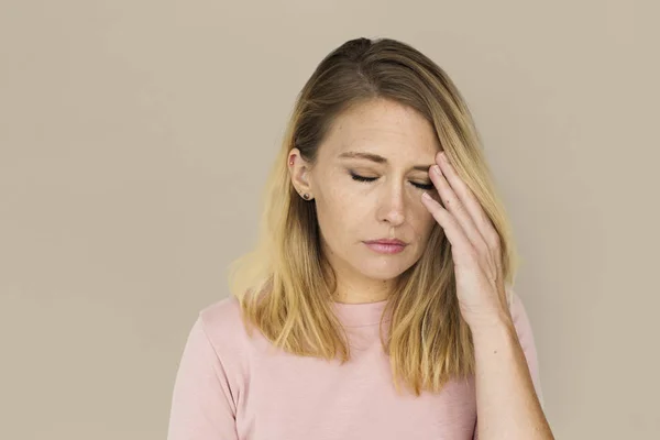 Mujer caucásica con dolor de cabeza —  Fotos de Stock