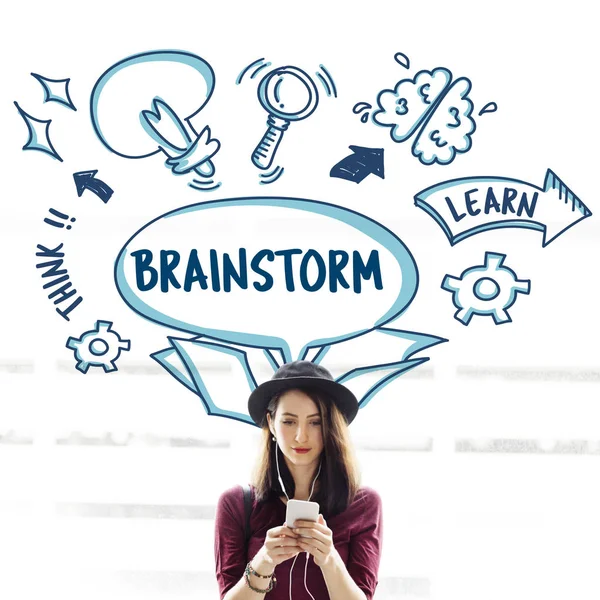 Akıllı telefon kullanan genç bir kadın.