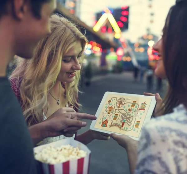 Vrienden in attractiepark doorbladeren van de Tablet PC — Stockfoto