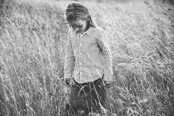 Petite fille dans le champ — Photo