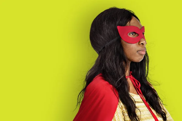 Африканка в маске супергероя — стоковое фото